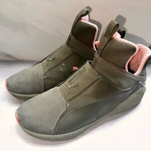 Shoes: Women’s Pumas shoes size 8.5 Pre Owned